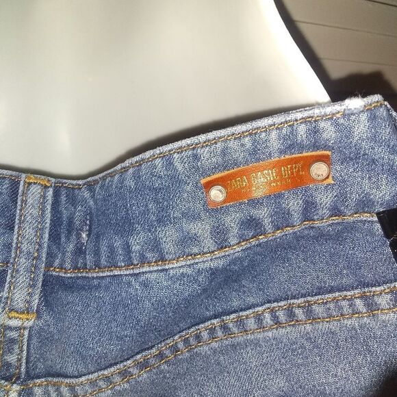 🎉🆕Zara Embroidered Butterfly Jean Shorts - Picture 8 of 9